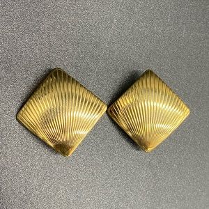 Trifari seashell gold tone earrings